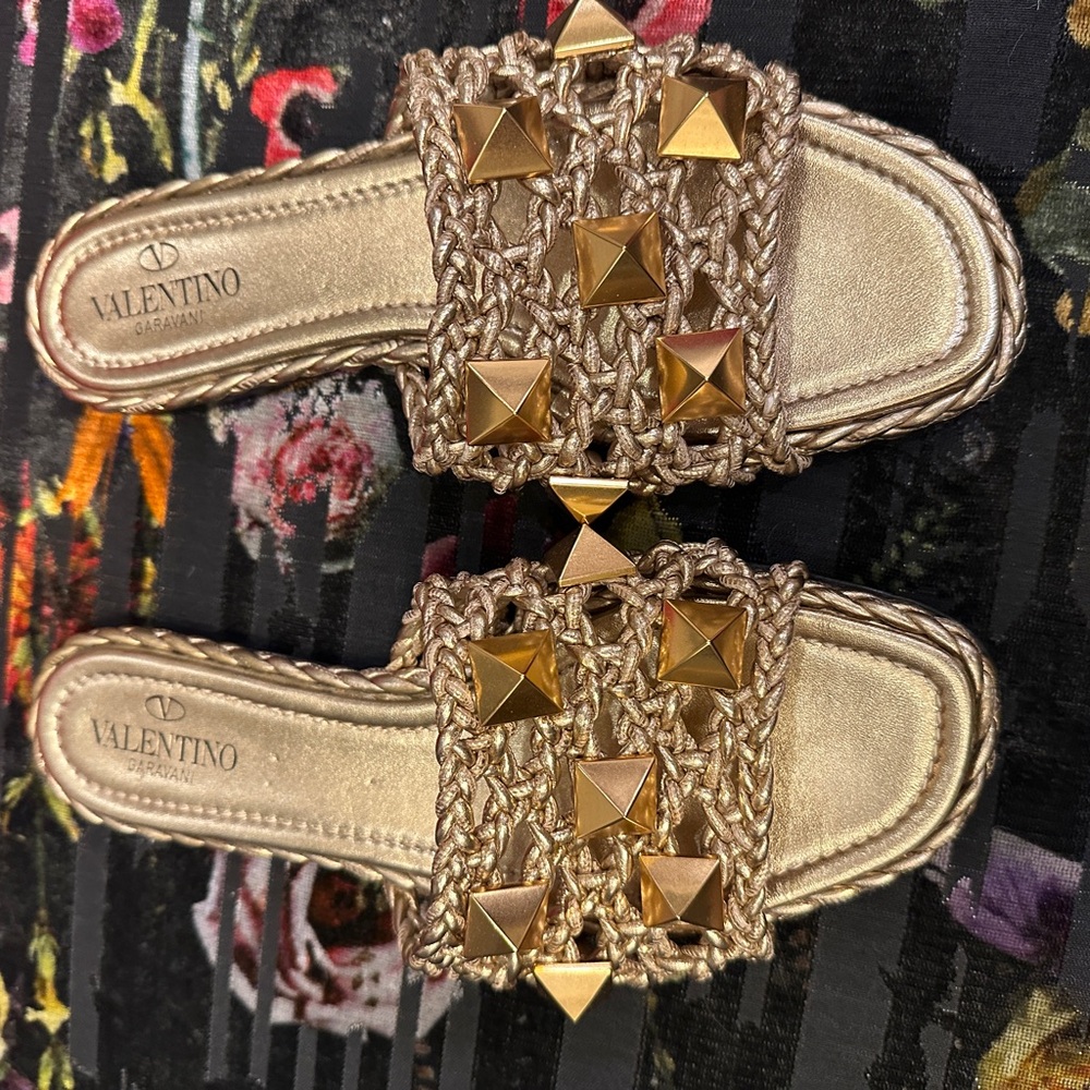 Valentino Garavani Roman Rockstud Metallic Gold Slide Sandal Flat Shoe. 20% off!